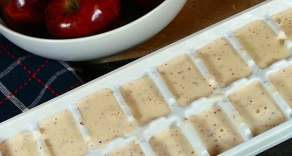 12. Заморозьте яблоки с йогуртом и водой, чтобы сделать замечательное лакомство для собак