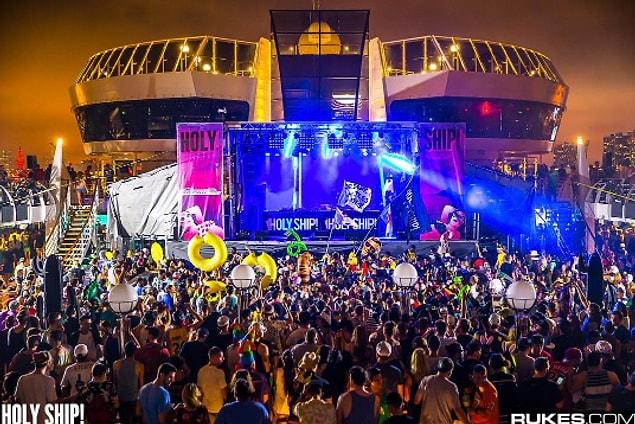 16. Just forget about Tomorrowland! Holy Ship is legendary on its own! 😍