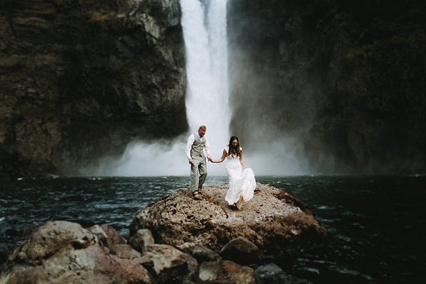 18. Эта пара не прочь промочить ноги