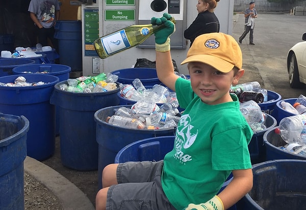 4. На его вебсайте сказано, что он проводит довольно большое количество времени, сортируя и моя пластиковые и стеклянные бутылки и банки.