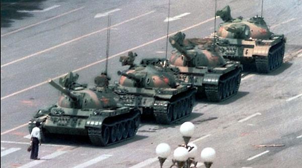 13. Pek çok 1989 yılında Tiananmen Meydanı'nda çekilen bu ünlü karenin ardından tankların adamı ezdiğini hatırlıyor olsa da aslında öyle bir şey olmuyor.