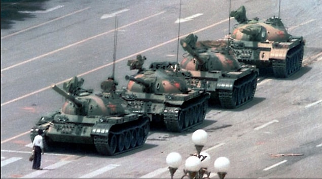 13. Pek çok 1989 yılında Tiananmen Meydanı'nda çekilen bu ünlü karenin ardından tankların adamı ezdiğini hatırlıyor olsa da aslında öyle bir şey olmuyor.