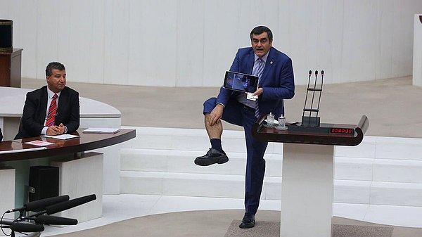 CHP'li Ali Şeker, Meclis'teki kavgada AKP'li vekilin aslında ısırılmadığını, kendisi gibi bacağını bir yere çarptığını öne sürdü.