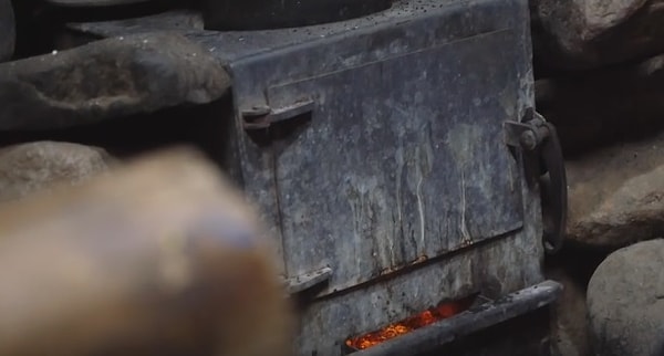 7. Зимой Юрий, чтобы согреться, топит печь. На ней же он и готовит еду.