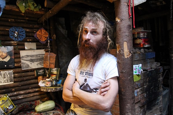 9. Все свободное время Юрий тратит на чтение, музыку, размышления и беседы с гостями.