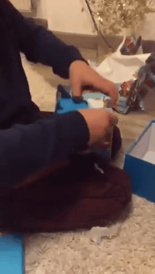Garibim iç içe girmiş paketleri şevkle açıyor, açıyor, sonuç hüsran...