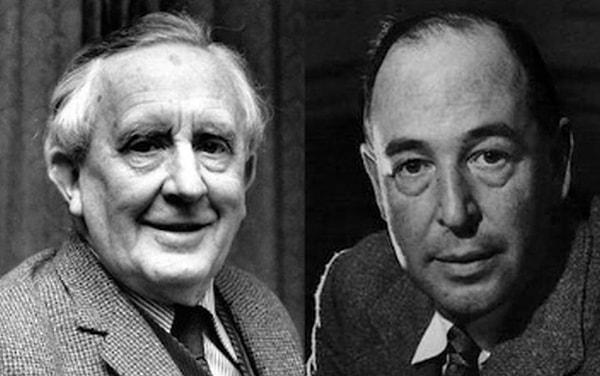 C. S. Lewis'in en yakın arkadaşı, aynı zamanda dilbilimci olan J. R. R. Tolkien'di. (Yüzüklerin Efendisi'nin yazarı).