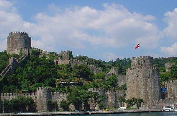 Rumeli Hisarı'nın inşası ise 1452 yılına rastlamaktadır. Bu tarih II. Mehmed'in İstanbul'un fethi planları doğrultusunda gayet düzenli ve programlı bir şekilde ilerlediğinin göstergesidir.