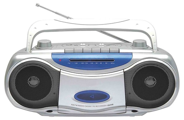 8. Когда по радио включают твою любимую песню, и ты записываешь ее на кассету, чтобы потом слушать целыми днями.