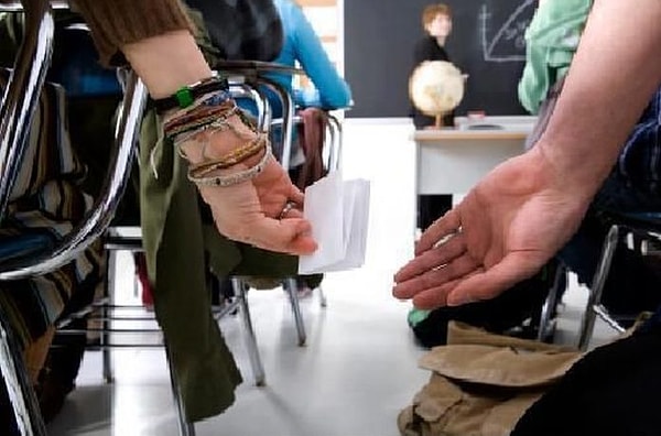 11. Когда боишься, что учитель увидит бумажку с перепиской у тебя в руках.