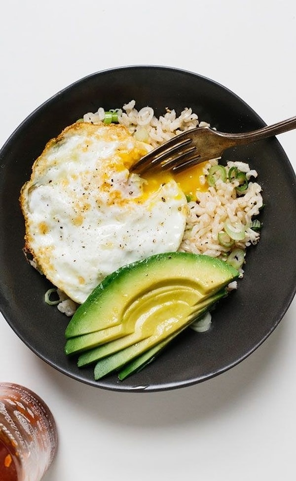 12. Бурый рис с яичницей и авокадо
