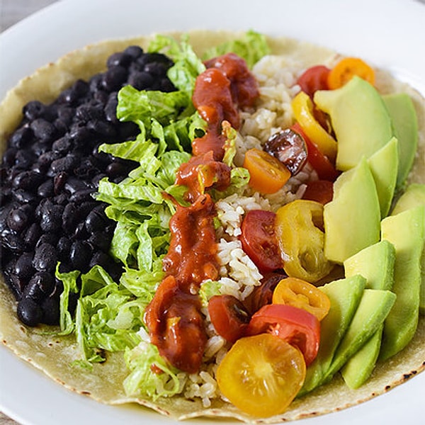 15. Буррито с черными бобами и авокадо
