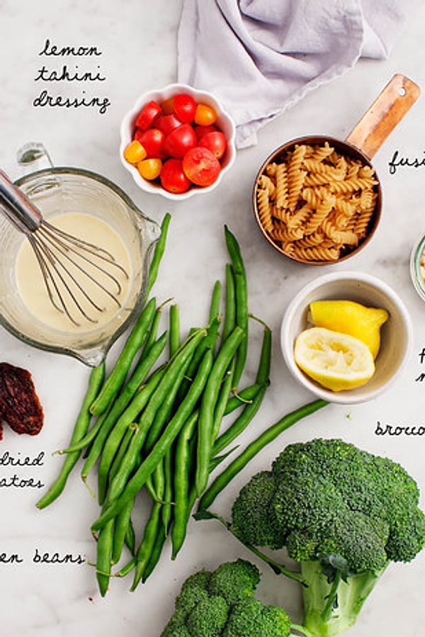 6. Паста с лимоном, тахини и свежими овощами
