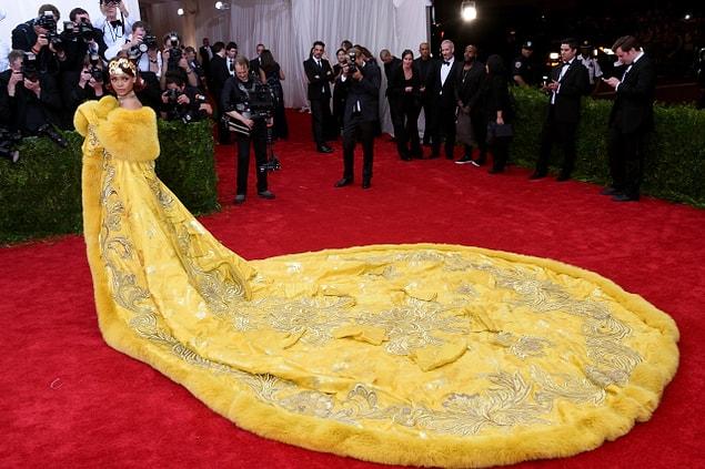 8. This gown from 2015 Met Gala is unforgettable. Not in a good way, though.