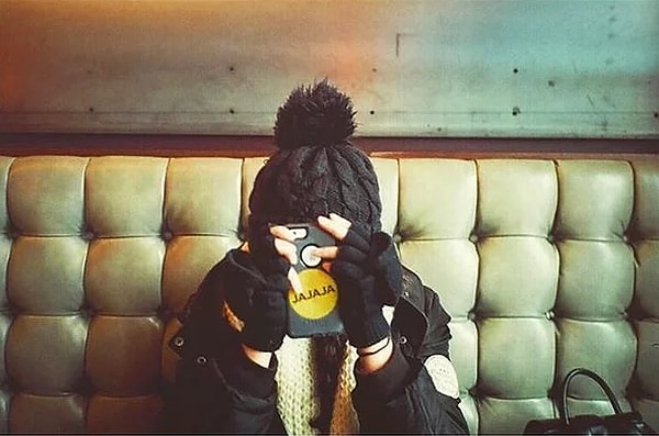 12. В случае, когда вас кто-то хочет сфотографировать, вы всегда можете просто прикрыть ваше лицо тем, что под руку попадется