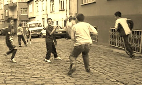 Bu nesil çocukluğunu pc başında değil; sokaklarda akşama kadar arkadaşlarıyla oynayarak geçirmiştir.
