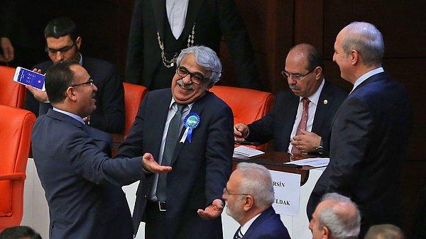 İkinci tur görüşmelerinde uzlaşmacı tutum sergileyen Bozdağ, Gök ile oy kullanmasının ardından, daha sonra da HDP'li Mithat Sancar'la sohbet etti.