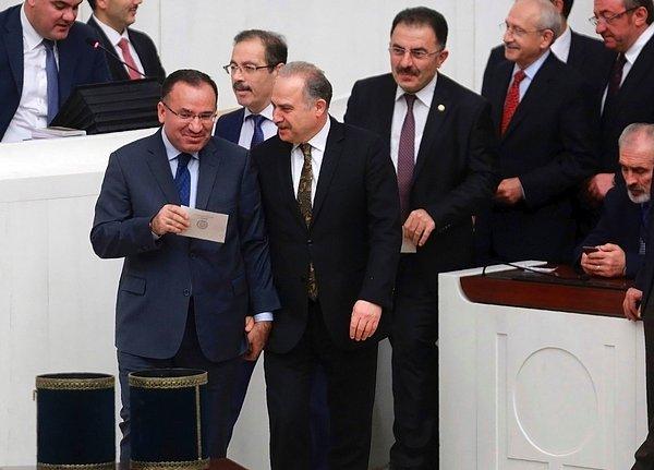 Maddelerle ilgili oy kullanan Adalet Bakanı Bekir Bozdağ ile CHP Grup Başkanvekili Levent Gök'ün muhabbeti, gecenin fotoğrafı oldu.