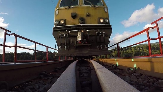 Tren Rayına Yerleştirilen Aksiyon Kamerayla Kaydedilen Muhteşem Görüntü