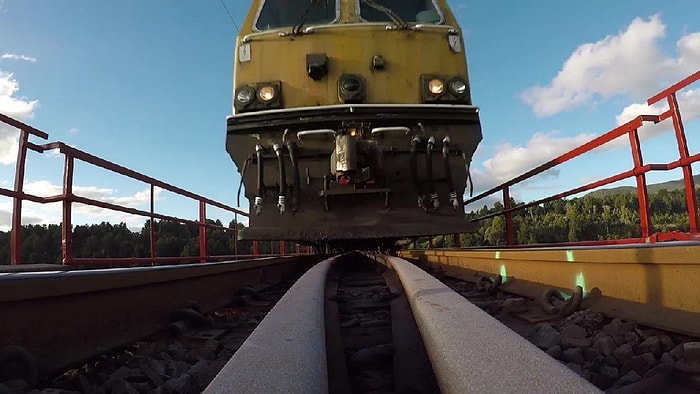 Tren Rayına Yerleştirilen Aksiyon Kamerayla Kaydedilen Muhteşem Görüntü