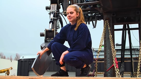 Simone Giertz'in Beceriksiz Robotu Devasa Boyutlarda Epeyce Ürkütücü Olabiliyor!