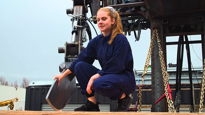 Simone Giertz'in Beceriksiz Robotu Devasa Boyutlarda Epeyce Ürkütücü Olabiliyor!