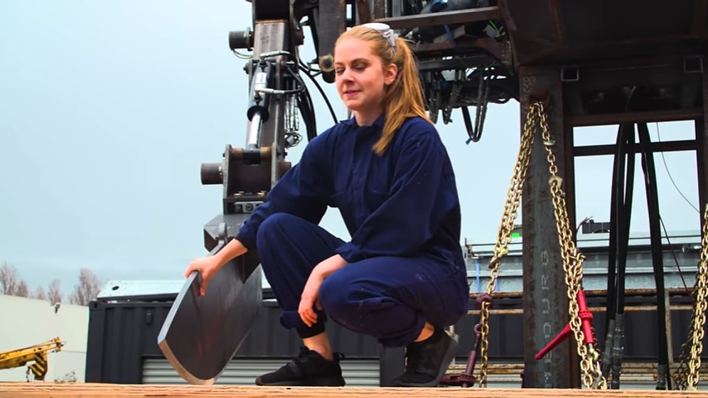 Simone Giertz'in Beceriksiz Robotu Devasa Boyutlarda Epeyce Ürkütücü Olabiliyor!