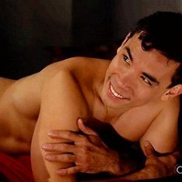 11. Конрад Рикамора, которому так идут очки