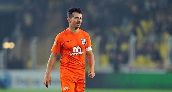 Emre Belözoğlu, 2015 yılında Süper Lig ekiplerinden Başakşehir'e transfer oldu ve hala Başakşehir formasını giyiyor.