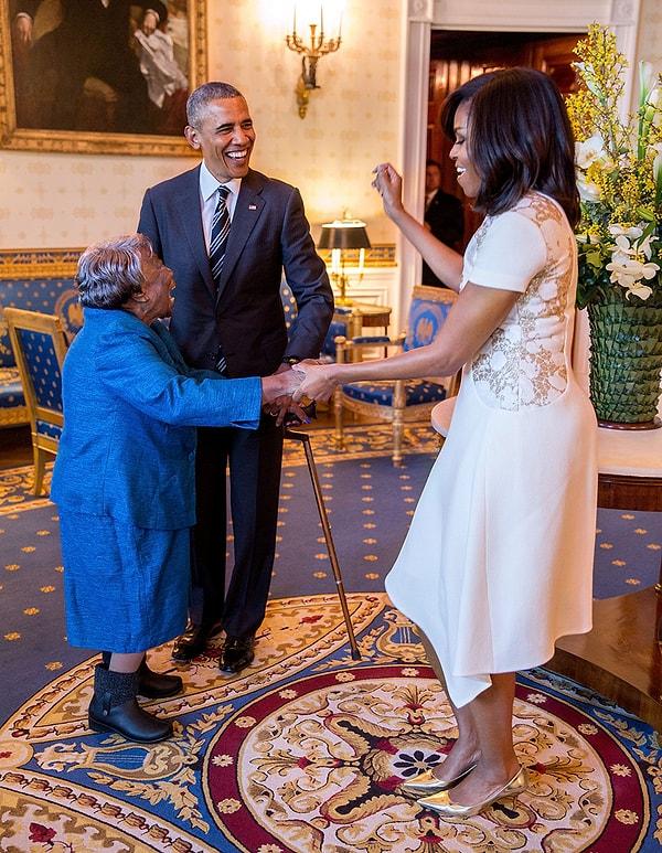 4. Afro-Amerikalı tarihinin kutlandığı bir resepsiyon sırasında Michelle'in 106 yaşındaki Virginia McLaurin ile dans edişini izleyen Obama