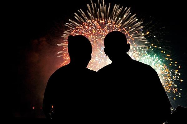19. Barack Obama ve Michelle Obama, 4 Temmuz 2009 tarihinde gerçekleşen bir havai fişek gösterisini izliyorlar.