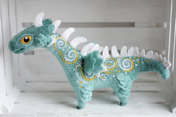 5. Необычные цвета и узоры дракончиков сделали их невероятно популярными среди покупателей на Etsy.