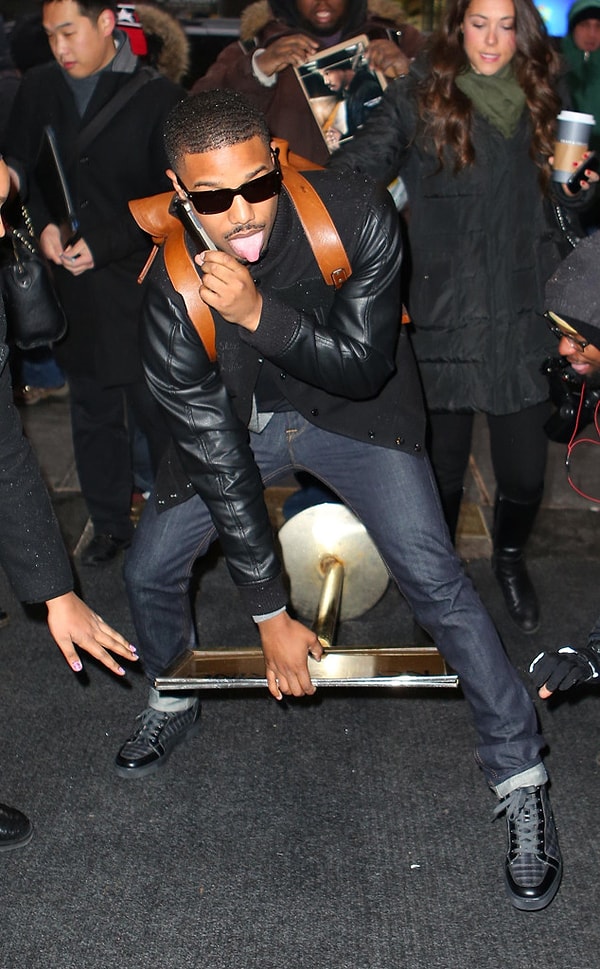 4. Майкл Б. Джордан просто невероятен. Он не просто наткнулся на знак, он еще и умудрился встать в позу, достойную обложки журнала