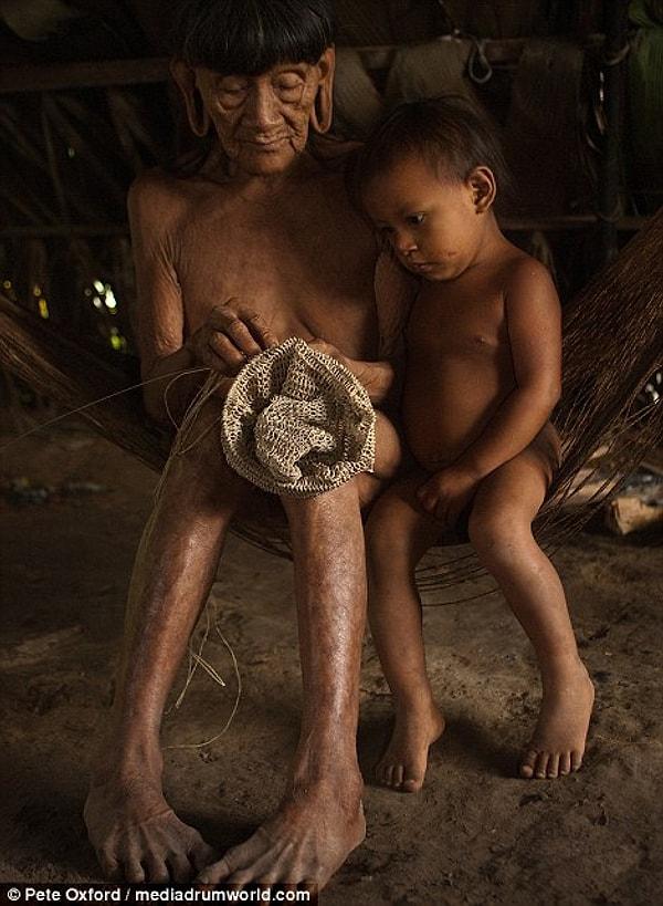 Çoğu Güney Amerika kabilesinde olduğu gibi Huaoraniler'de de kulak deliğini genişletme ve içine kemikten ya da taştan bir küpe geçirme alışkanlığı var.