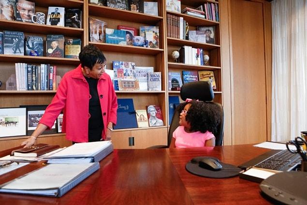 During her two-hour visit, Daliyah met the 14th librarian of the Library of Congress, Dr. Carla Hayden. Hayden, who let Daliyah sit at her table, also had a nice chat with her about books.