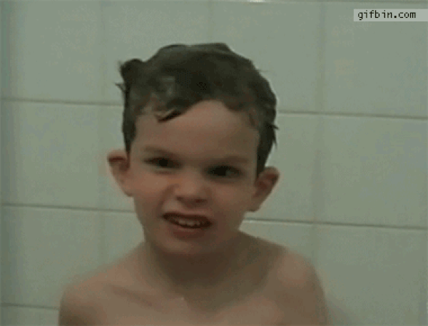 Дрочущие детишки. Мальчик с плоскогубцами. Смешные дети в ванной. Дети показывают писюне