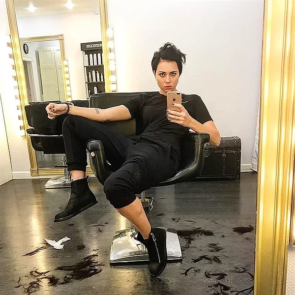 3. ... то стрижется под мальчика, шокируя своих поклонников