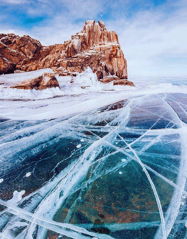 11. ''Göldeki buz ise sürekli farklı noktalardan parçalanıyor. Genişliği 2 metre boyutundaki buz parçaları, 30 kilometre uzunluğa kadar ulaşıyormuş.''