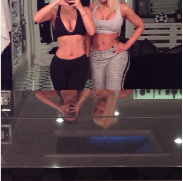 2. Обратите внимание на дверь в ванную Ким Кардашян! У нее такой же cоблазнительный изгиб, как и у талии Ким! 😂