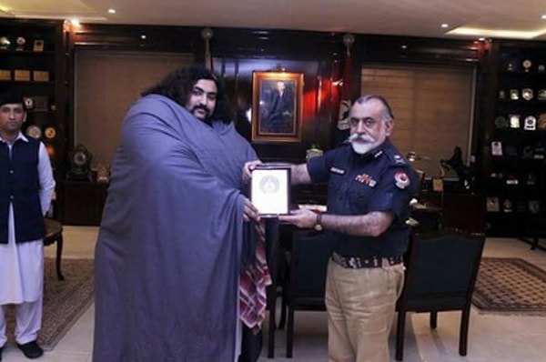 4. По его словам, он начал внезапно сильно увеличиваться с 18 лет. Вместо того, чтобы беспокоиться о растущей массе, парень захотел стать еще больше и сел на калорийную диету