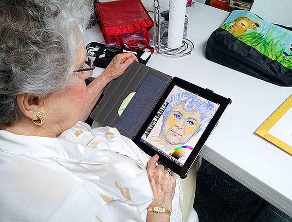 1. Büyük anneme bir IPad getirdim. 84 yaşında ve hayatında hiç tableti olmamış. Sanatı için tablet isteyen bu tatlı kadını 30 dakika yalnız bıraktım ve geri geldiğimde gördüğüm bu!