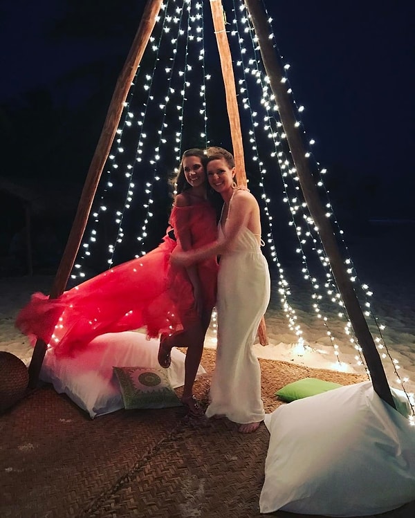 2. Там развели костер, установили бунгало, принесли подушки и украсили все гирляндами.