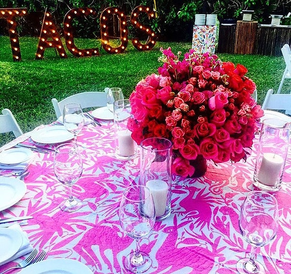 5. Каждый стол был украшен живыми цветами и красивыми скатертями.