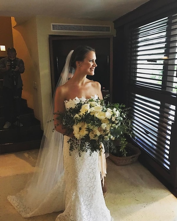 8. Кира появилась перед гостями в прекрасном кружевном белом платье и длинной фате и с огромным букетом цветов.
