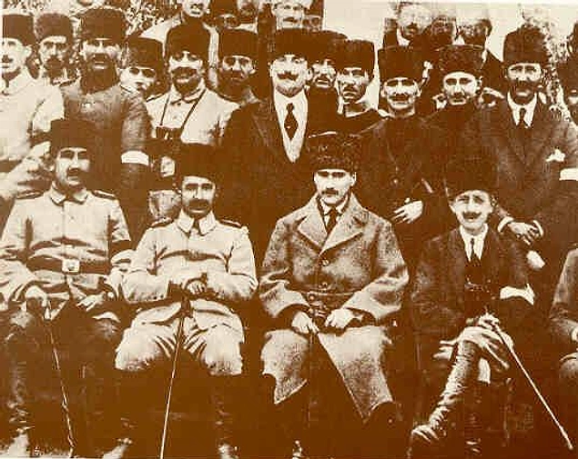 1902'de Harp Okulu'ndan teğmen olarak mezun olan Atatürk'e, 19 yıl sonra 19 Eylül 1921'de son rütbesi verildi, mareşal oldu ve "gazi" unvanını aldı.