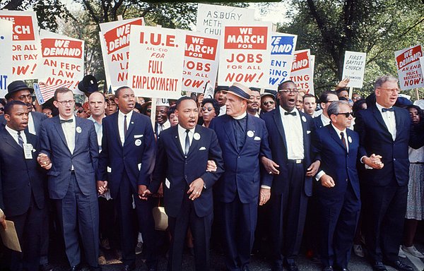 9. Hareketin öncülerinin olduğu bir fotoğraf. Soldan sağa: John Lewis, Mathew Ahmann, Floyd B. McKissick, Martin Luther King, Eugene Carson Blake, Cleveland Robinson ve Rabbi Joachim Prinz.