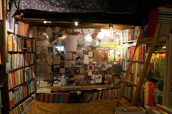 8. Уютная комнатка в магазине "Шекспир" в Париже