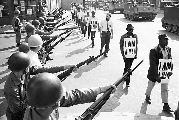 20. Amerikan askerleri ve insan hakları yürüyüşü düzenleyen göstericiler... Yer - Zaman: Memphis, 1968.