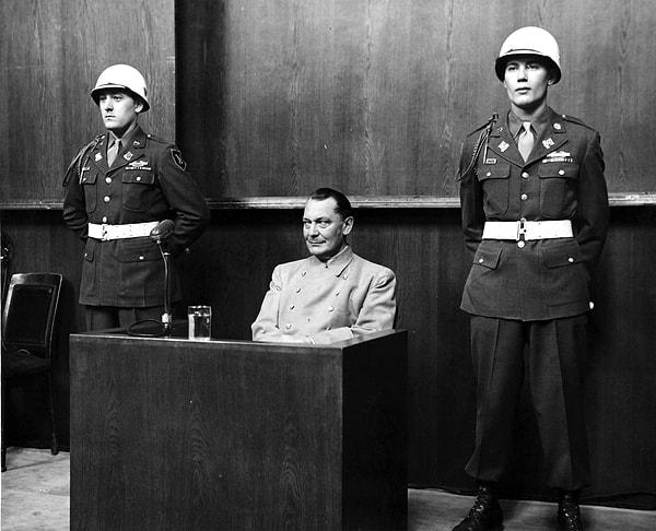 9. Savaş sonrası Nürnberg duruşmalarında, Nazi yetkilileri hangi suçtan yargılandılar?