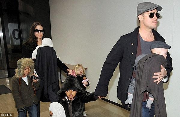 Zahara'nın kardeşleri, Brad Pitt'in kucağındaki Knox ve elinden tuttuğu Zahara, Angelina Jolie'nin kucağındaki ise Vivienne, solunda Maddox sağında Shiloh.